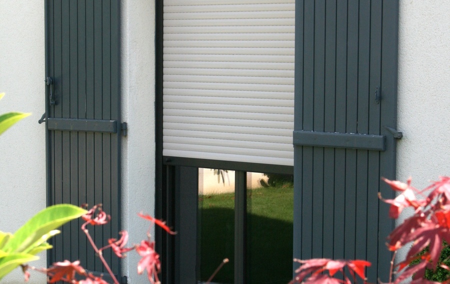 Volets battants occultants, persiennes et stores : une offre sur mesure pour filtrer la lumière